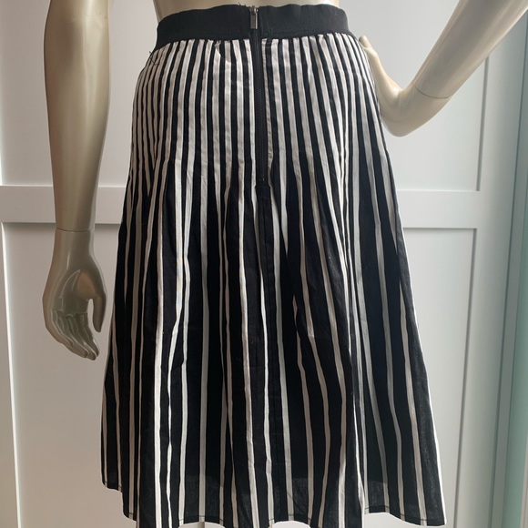 Women's A line skirt. Black & White size 6. - Picture 4 of 6